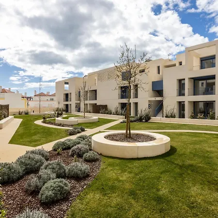 Elegant 2br With Pool & Garden